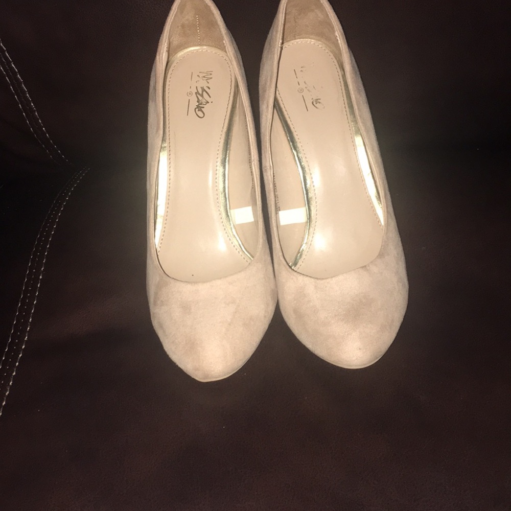 Beautiful size 7 1/2. Looks amazing with any color